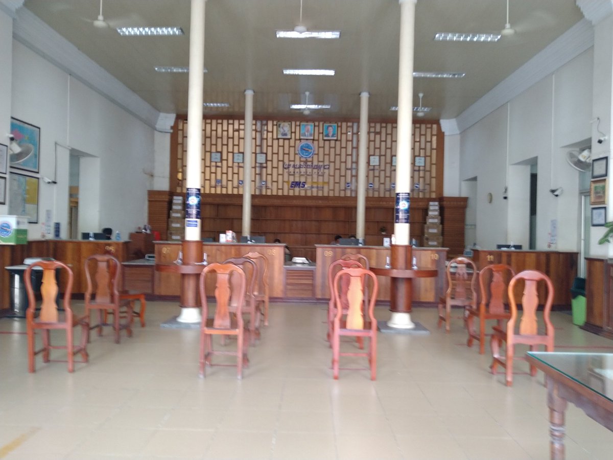 プノンペンに移動

猫の切手を
買いたかったんで
中央郵便局へ

全部
記念切手で
表示通りの
カンボジアリエル
ではなく
緑の
大きいのなども
セット販売しか
してないと

全部で８７$!
ボリ過ぎやろ!

もう
カンボジアには
来んやろうし
迷ったけど
買うことに