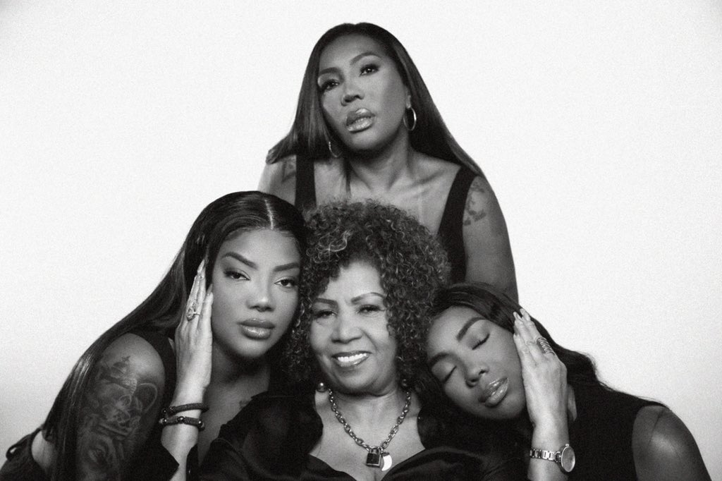 Ludmilla's tweet photo. Minha família, minha base feminina de força, coragem e poder! 🖤 @rockinrio 
#LudmillaNoMultishow https://t.co/Ll6RjLIfoU