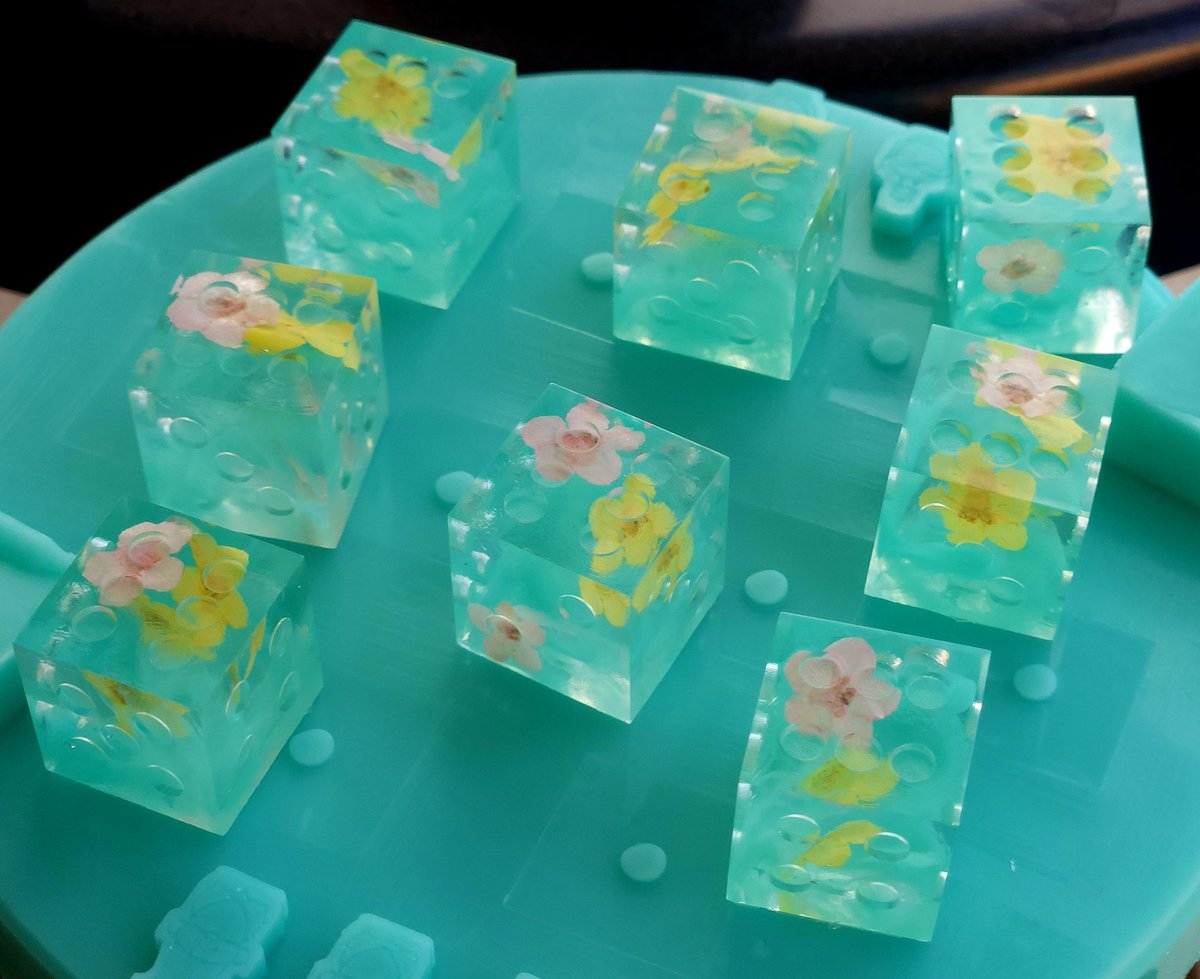 Sinnamon_Dice's tweet image. Some pulls from tonight. Took a small break but I think I'm back!
#handmadedice #dicemaker #flowerdice