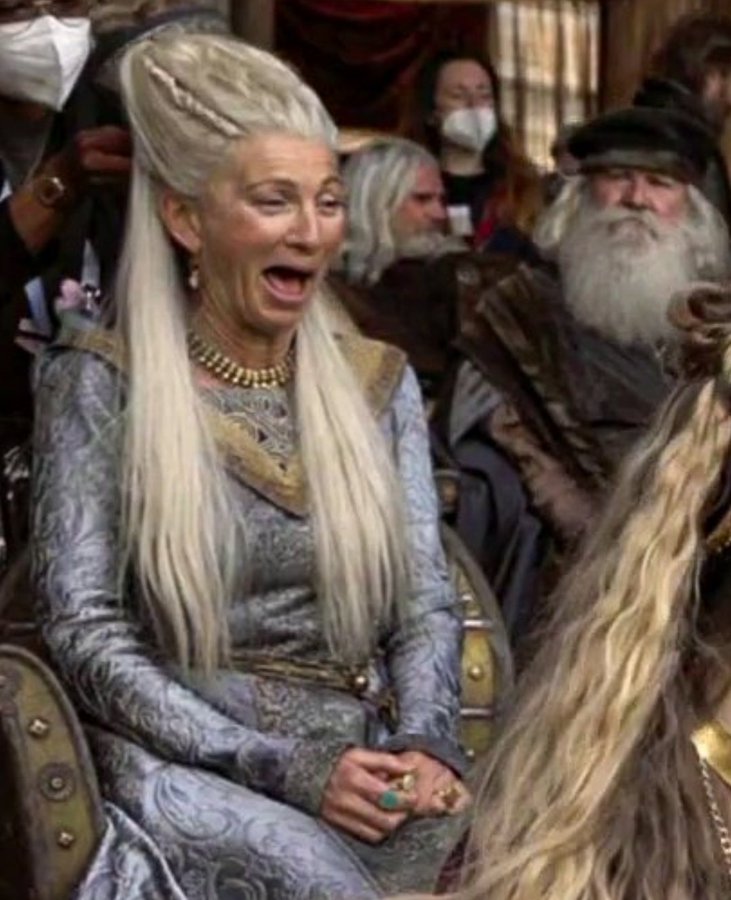 reagewally's tweet photo. RHAENYRA NA FARRA ENQUANTO A ALICENT PASSA ESPONJA NO VELHO PODR3 KKKKKK OS REFRESCOS

#HouseOfTheDragonHBO 
#HouseOfTheDragon https://t.co/jHa5BRcIf2