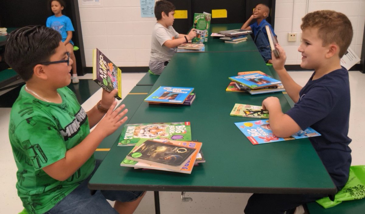 dist126_hg's tweet photo. Ms. Lanenga's students are loving their new books from the Bernie's Book Bank.  #hornetstrong #weare126 @dist126 @dist126_hg https://t.co/BSCQGCW1Cb