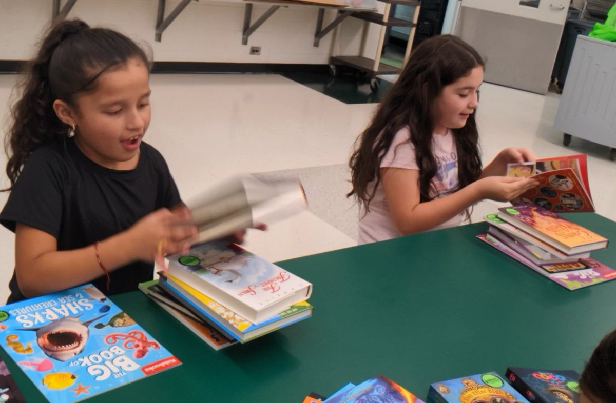 dist126_hg's tweet photo. Ms. Lanenga's students are loving their new books from the Bernie's Book Bank.  #hornetstrong #weare126 @dist126 @dist126_hg https://t.co/BSCQGCW1Cb