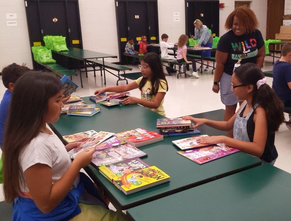 dist126_hg's tweet photo. Ms. Lanenga's students are loving their new books from the Bernie's Book Bank.  #hornetstrong #weare126 @dist126 @dist126_hg https://t.co/BSCQGCW1Cb