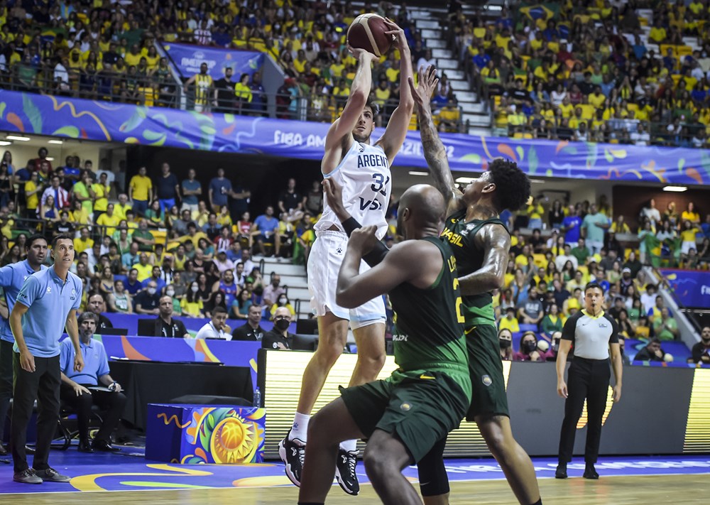 simplebasquet's tweet photo. #AmeriCup FINAL #Brasil 73 #Argentina 75 = #Benite 18 - @gabriel_deck 20 // ARGENTINA CAMPEÓN
📸 FIBA https://t.co/q6JnN7MAMj