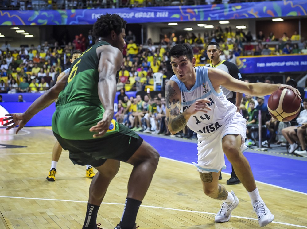 simplebasquet's tweet photo. #AmeriCup FINAL #Brasil 73 #Argentina 75 = #Benite 18 - @gabriel_deck 20 // ARGENTINA CAMPEÓN
📸 FIBA https://t.co/q6JnN7MAMj