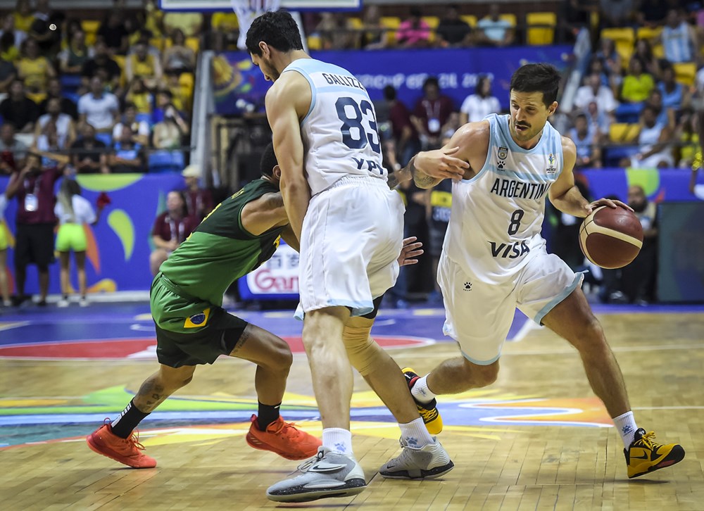 simplebasquet's tweet photo. #AmeriCup FINAL #Brasil 73 #Argentina 75 = #Benite 18 - @gabriel_deck 20 // ARGENTINA CAMPEÓN
📸 FIBA https://t.co/q6JnN7MAMj