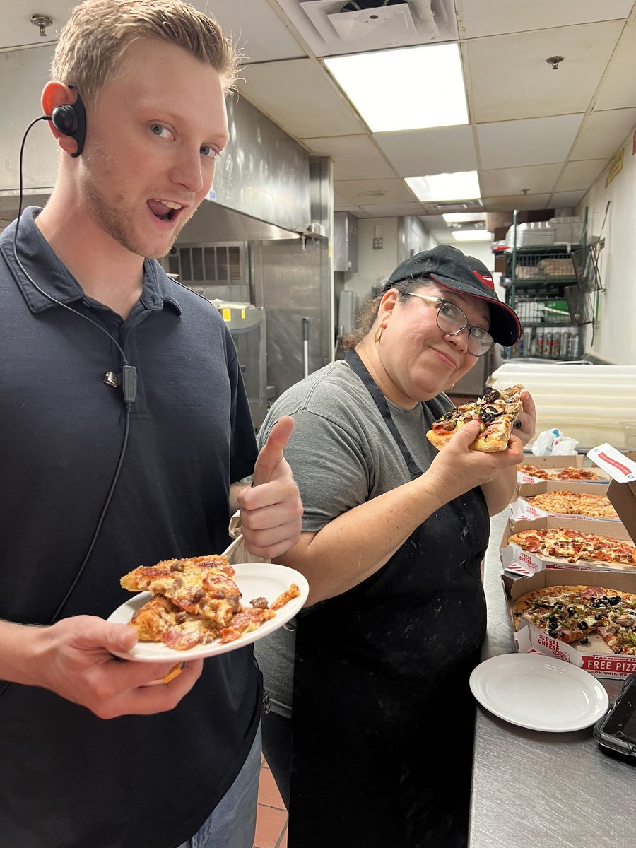 B0mbsh31L's tweet photo. Happy Sunday Funday from #Team752 ! Pizza and NFL football just goes hand in hand! #chilislove #teamestrada ππ #raisethebar https://t.co/w6JDcNRACC