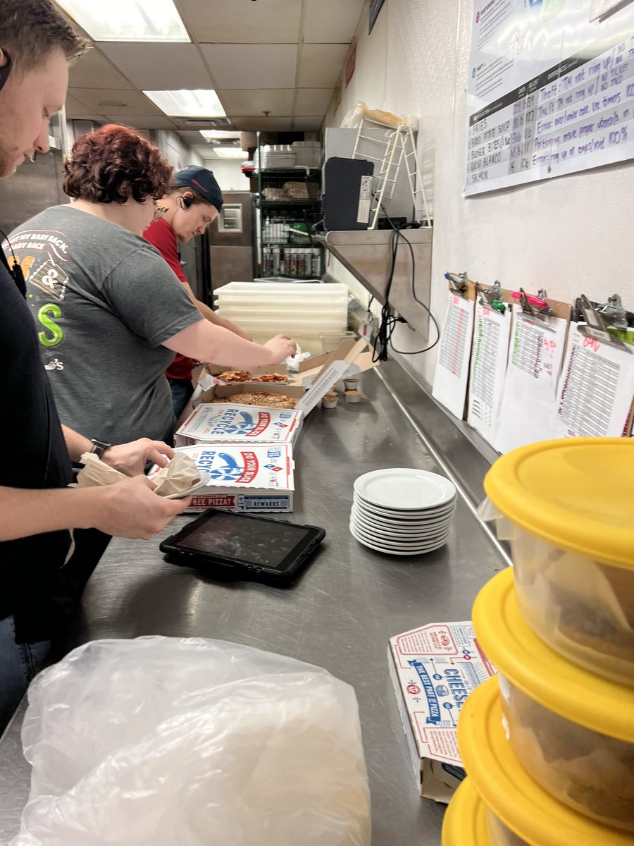 B0mbsh31L's tweet photo. Happy Sunday Funday from #Team752 ! Pizza and NFL football just goes hand in hand! #chilislove #teamestrada ππ #raisethebar https://t.co/w6JDcNRACC