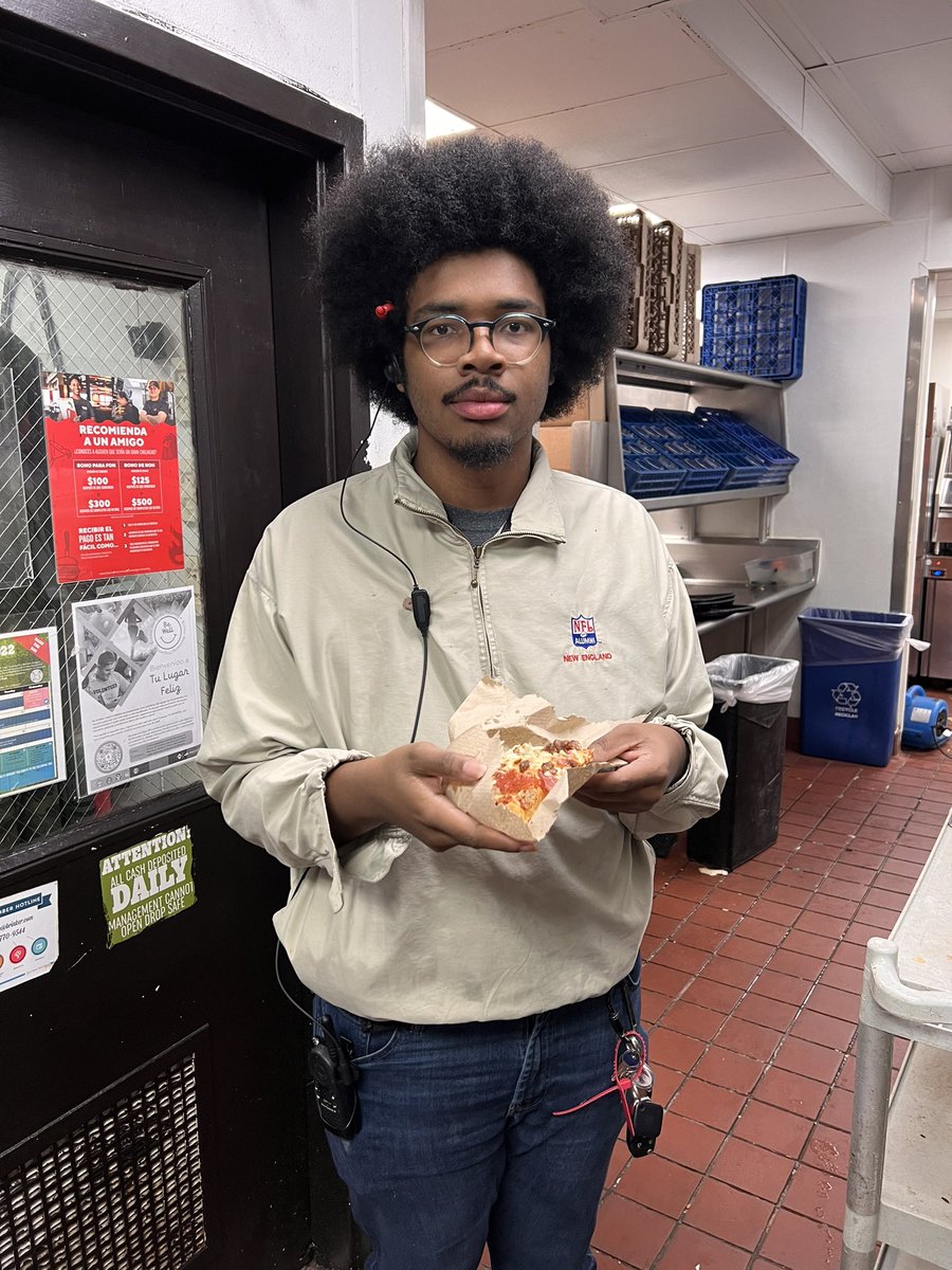 B0mbsh31L's tweet photo. Happy Sunday Funday from #Team752 ! Pizza and NFL football just goes hand in hand! #chilislove #teamestrada ππ #raisethebar https://t.co/w6JDcNRACC