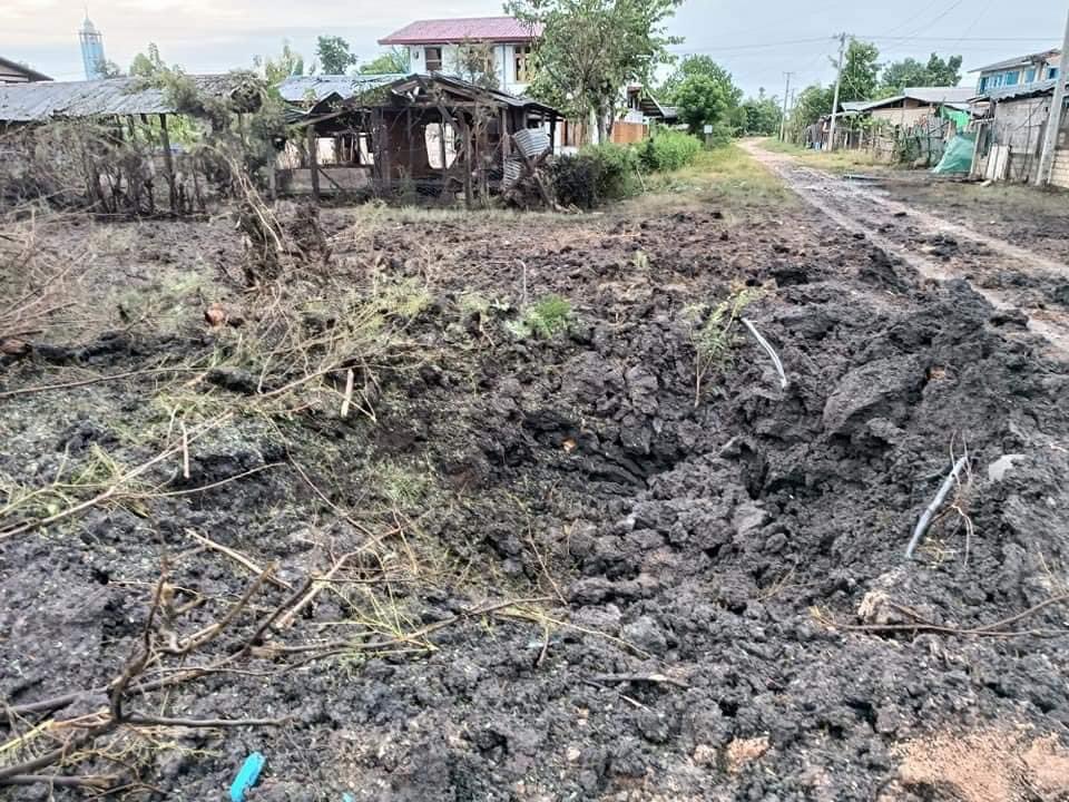 moephwintphyu's tweet photo. Last night, at least 40 houses in Megone (1) (2) (3) Ward were hit and damaged due to the indiscriminate firing by the terrorist Military Council.  At least 100 houses have already been destroyed in Moe Bye tsp.#WhatsHappeningInMyanmar #WarCrimesOfJunta #2022Sep12Coup https://t.co/nSUX6rjRdZ