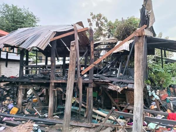 moephwintphyu's tweet photo. Last night, at least 40 houses in Megone (1) (2) (3) Ward were hit and damaged due to the indiscriminate firing by the terrorist Military Council.  At least 100 houses have already been destroyed in Moe Bye tsp.#WhatsHappeningInMyanmar #WarCrimesOfJunta #2022Sep12Coup https://t.co/nSUX6rjRdZ