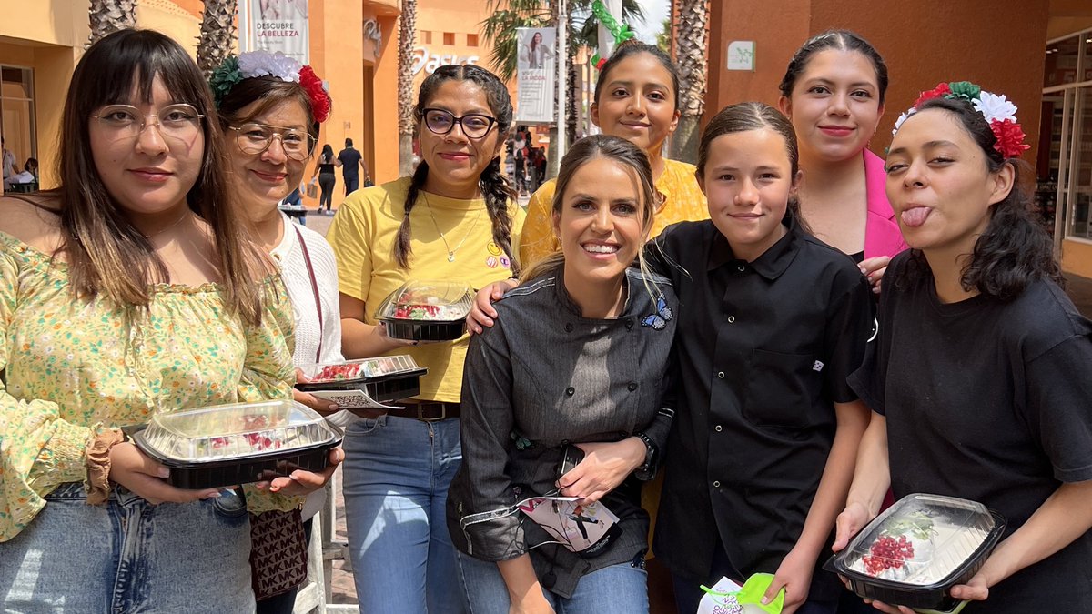 premoutletsmx's tweet photo. Master Class de Chile en Nogada con Itzel Paniagua 👩🍳🌶
Con el equipo de T-fal, ¡Quedaron deliciosos! 😋🇲🇽
Solo en #PremiumOutletsPuntaNorte https://t.co/fkFEW9ZamK