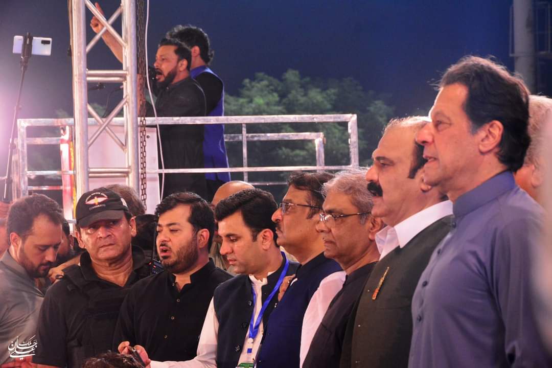 AliAshraf___'s tweet photo. گوجرانوالہ جلسے میں اپنے کپتان عمران خان کے ساتھ۔۔۔ 
گوجرانوالہ کی عوام کا شکریہ آپ نے مائنس ون کو مکمل ناکام کر دیا۔ https://t.co/0h1PPrkBHq