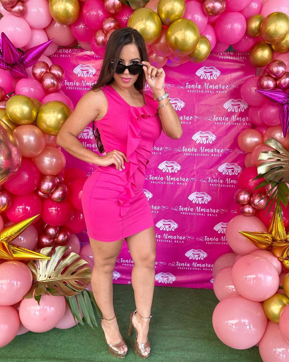 YazRoddriguez's tweet photo. Qué frase le pondrías a esta foto? #pinkbaby #barbiegirl #sexystyle https://t.co/kskSt5ohOc