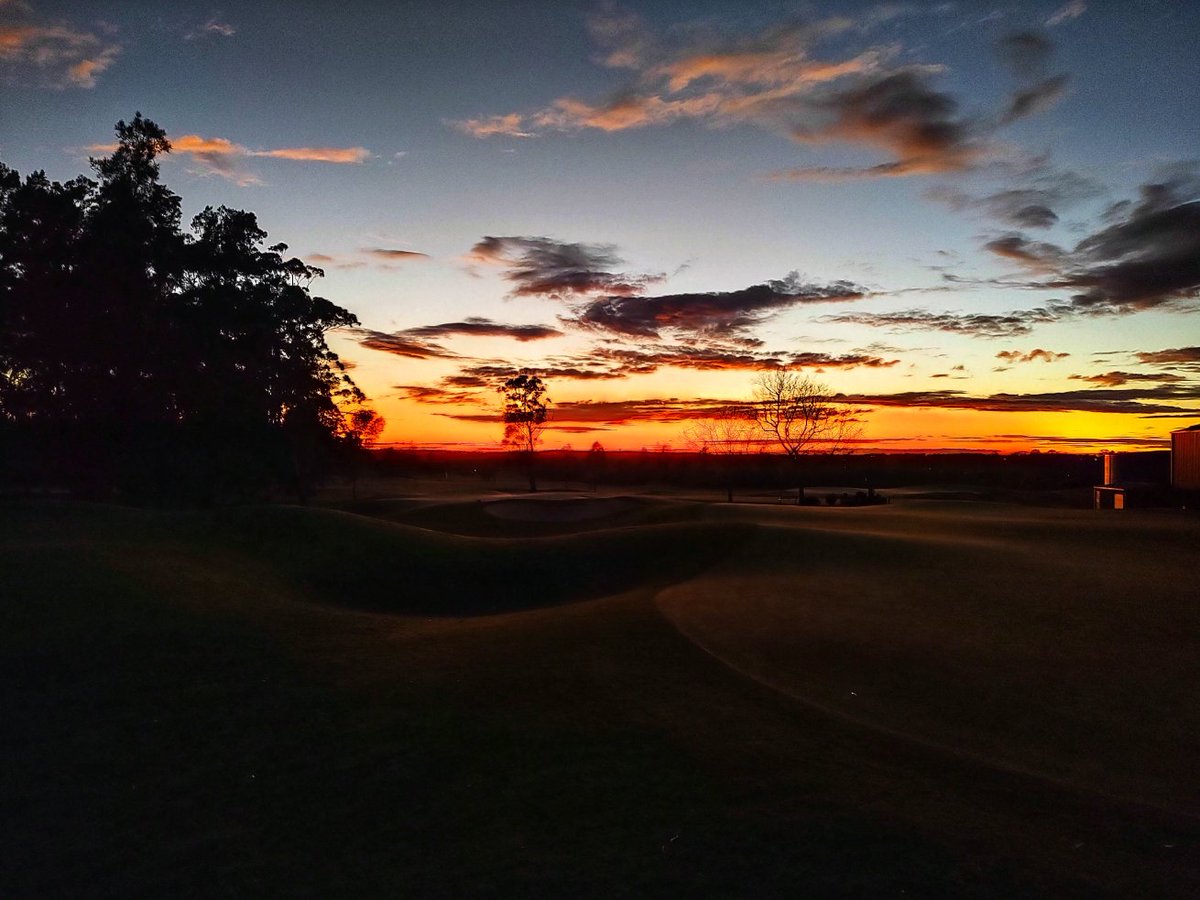 Saturday morning vibes at the Royal #sunrise #teetime #golfsydney #sydneygolf #publicgolf #ゴルフ #morninggolf #kuringgai #golf #sunrisegolf #golflife #golfers #elitegolfnsw