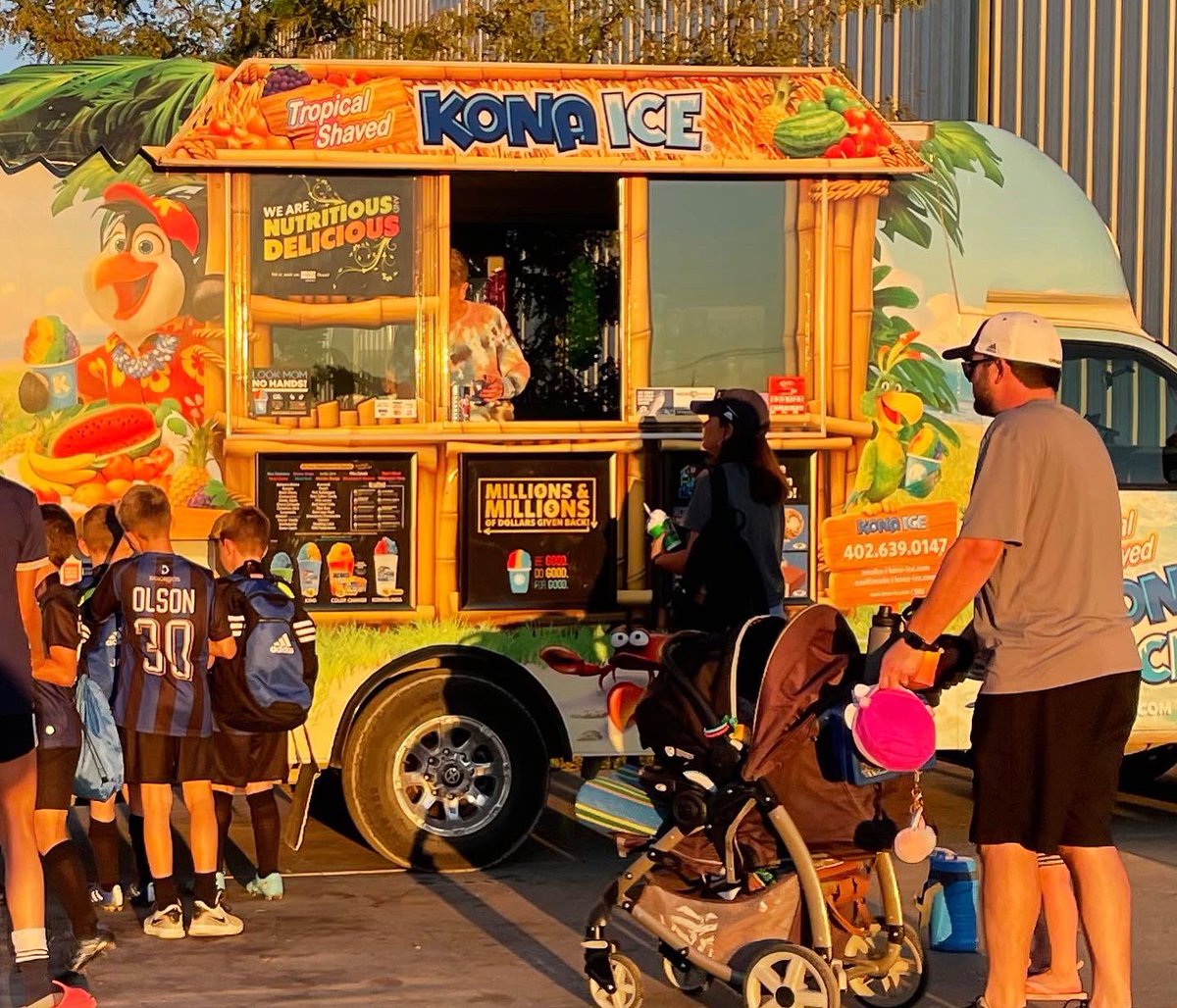 UnitedAssociat4's tweet photo. #UAF U9 Centris Cup CHAMPIONS!  Pizza party on the field following the game and a Kona Ice treat!  Well deserved boys.  Great weekend of soccer! 🥇#GoUnited https://t.co/NgmNj17BNG