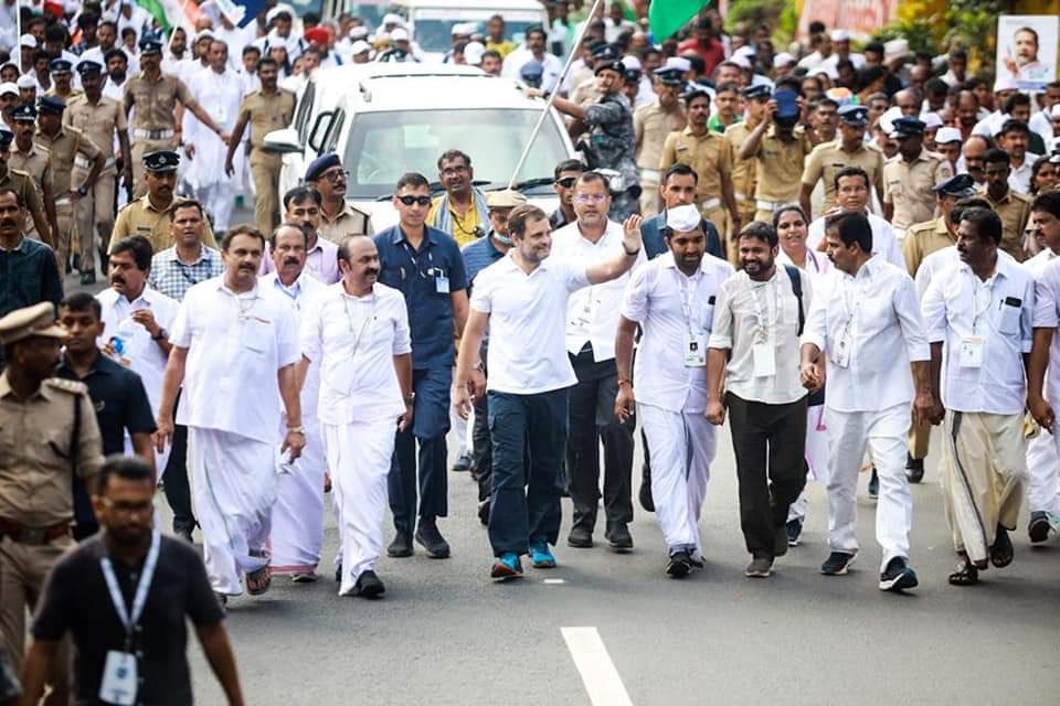 KanuDesai918's tweet photo. नफ़रतों के शोर का डटकर जवाब दीजिए।
ये गोडसे का दौर है, गांधी का साथ दीजिए। 
#BharatJodoYatra Day-5 https://t.co/ToqaHBVslx