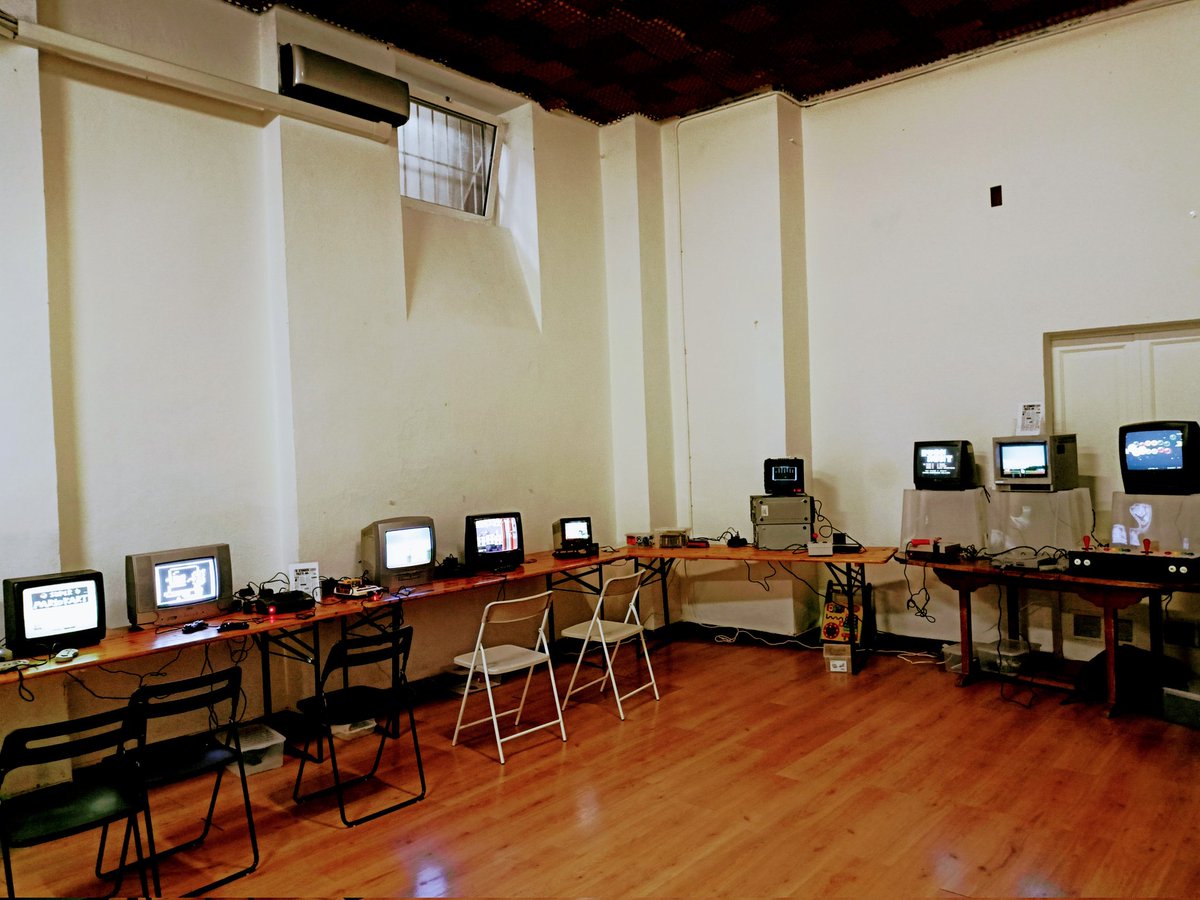 Iononsoleggere's tweet photo. Ieri primo evento #test della nuova stagione di #TheRetrogamersFoglietto πΉοΈπΊ Tanti piccini e tanti genitori #presibene con i classici #anni80 e #anni90, ovviamente su #realhardware. La schiena a pezzi, ma soddisfazione a mille! πͺ #nerd #nerdlife #noLCD https://t.co/Dz7S40SFou