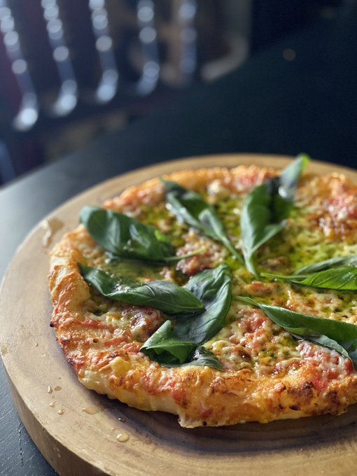 今日は、勃起力UP⤴︎⤴︎⤴︎🍆 に繋がる食材の一つ  バジルや松の実を使って 🍕ビザ生地から バジルピザを作ってみましぁーっっ✨  ハイ！ あぁーっっんしてぇ😘 https://t.co/TrTPw