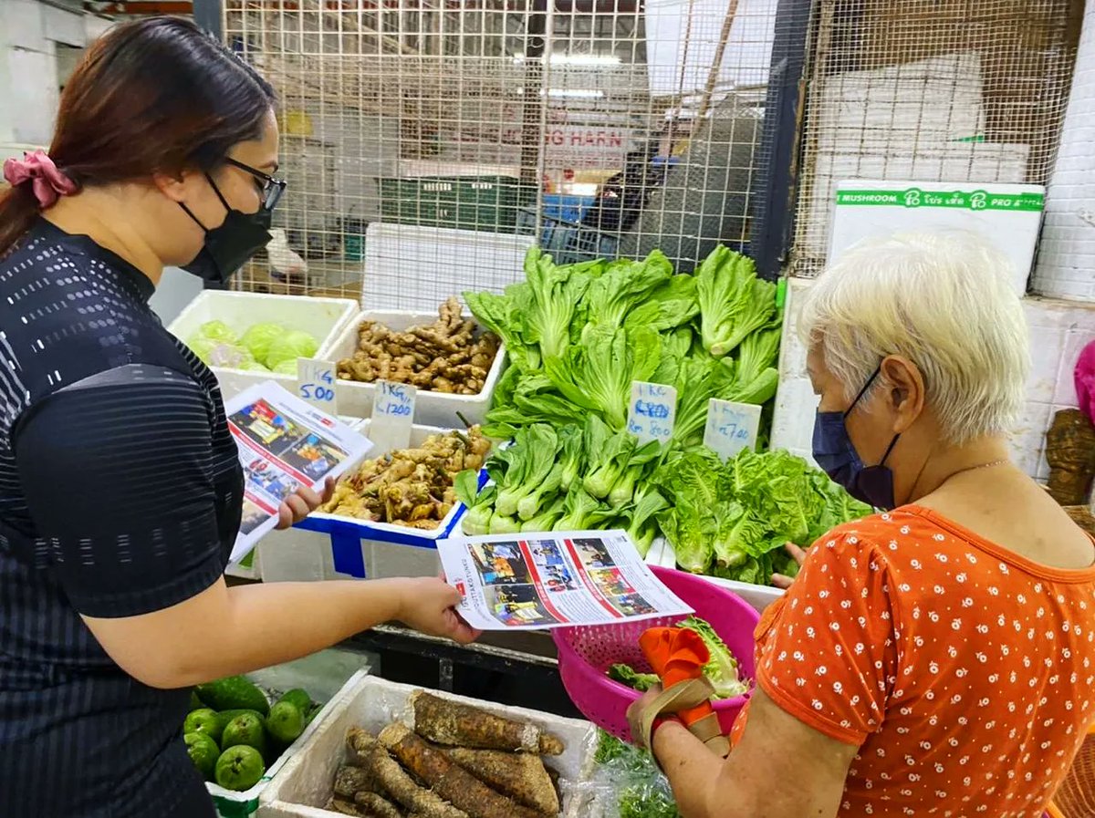 LimYiWei4MY's tweet photo. 1. Distributed @KgTunku newsletters with @nalinadap at Sea Park. We introduced Bantuan Kehidupan Sejahtera Selangor (#BINGKAS), an upgrade of the Kasih Ibu Smart Selangor (KISS) scheme🥗🥩🛒.

Thank you to the uncle who kindly bought us siew bao and wished us all the best!🥲❤️ https://t.co/4BaHzL3g9V