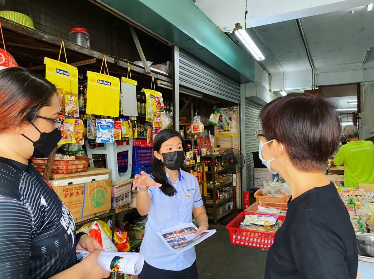 LimYiWei4MY's tweet photo. 1. Distributed @KgTunku newsletters with @nalinadap at Sea Park. We introduced Bantuan Kehidupan Sejahtera Selangor (#BINGKAS), an upgrade of the Kasih Ibu Smart Selangor (KISS) scheme🥗🥩🛒.

Thank you to the uncle who kindly bought us siew bao and wished us all the best!🥲❤️ https://t.co/4BaHzL3g9V