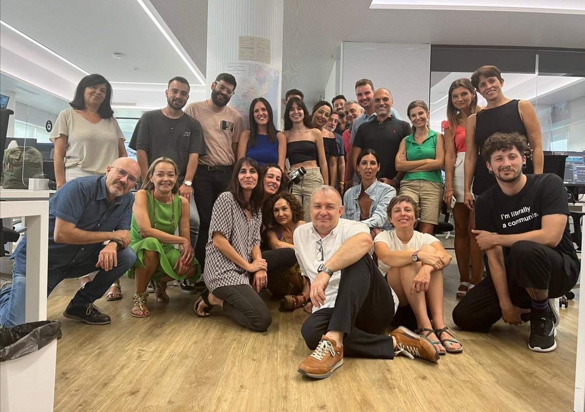 VMaso's tweet photo. Primer cap de setmana en #APuntNTC. I constatació de dos veritats:
1- No, els caps de setmana no són tranquils.
2- A estes hores sóc una piltrafa. Estic morteta!
👇Gràcies a l'equip per l'acollida! https://t.co/mOFvb3DYt0