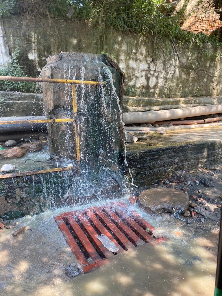 TulsianPawan's tweet photo. Mushroom flora fountain (overflowing siver) at NHPC Greenfield Underpass ऐसा मनमोहक और नयानाभिराम नजारा निःशुल्क देखने के लिये तो ग्रीनफील्ड अंडरपास आना पड़ेगा। 😢 @cmohry @mlkhattar @Dchautala @anilvijminister @KPGBJP @SeemaTrikha_BJP @DC_Faridabad @MCF_Faridabad @CPCB_OFFICIAL https://t.co/QIOPJTMOgO