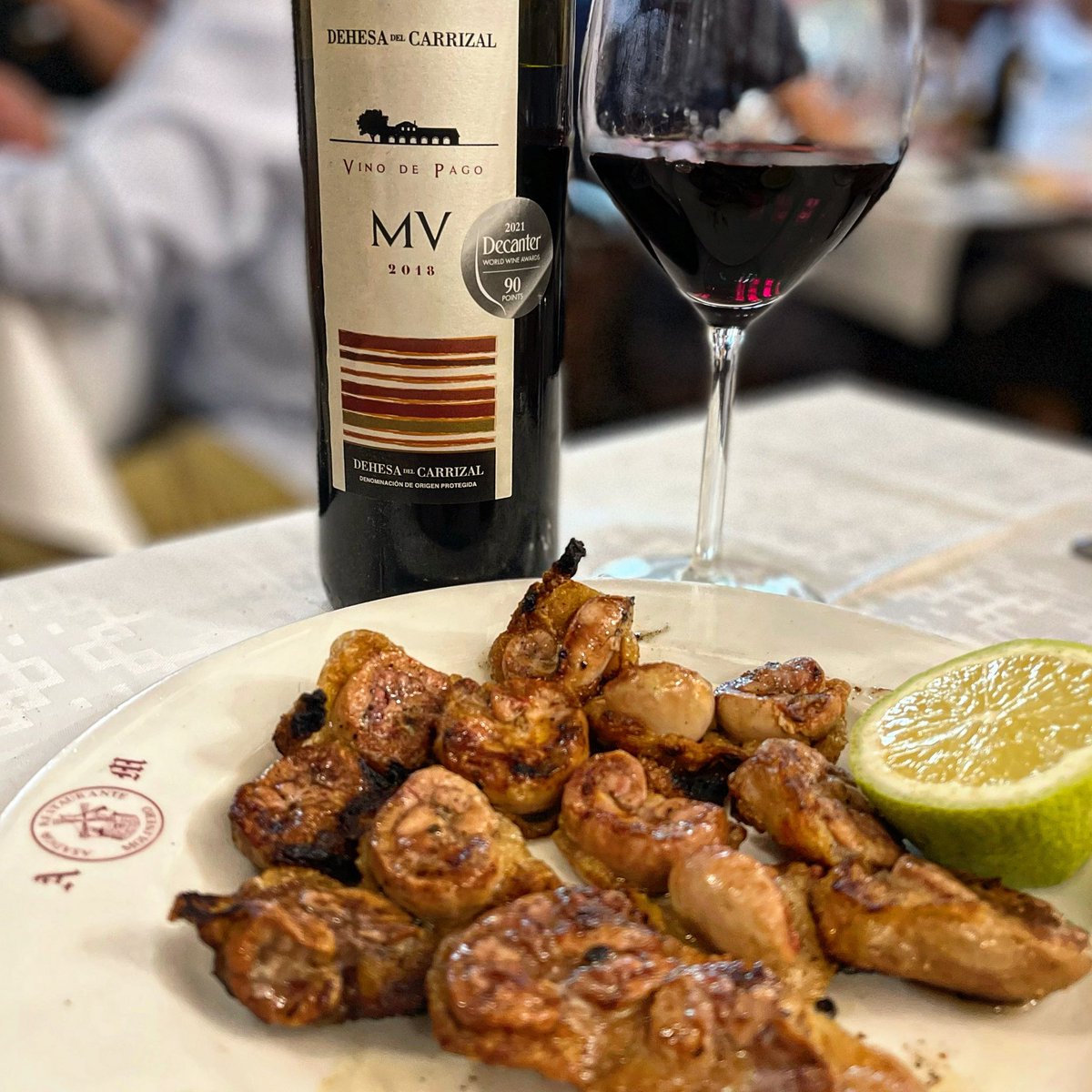 clandevinos's tweet photo. En nuestra “Ruta Clandevinos” hacemos parada en una de las tabernas con más solera de Carabanchel #Madrid @MESONMOLINERO (c/ Alhambra, 72) platos de cocina casera como los “riñones a la plancha” que puedes armonizar con el MV o el Petit Verdot de @DehesaCarrizal https://t.co/HFiSb8VAKP