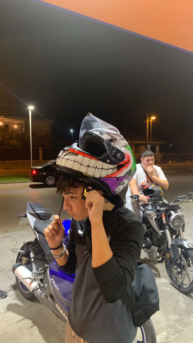 Izanchusttt's tweet photo. Se q salgo fatal, pero hermano el de atrás mia es literalmente @Pelaezfn3  os lo jurooo jajajajaja https://t.co/xWZGyIdgTn