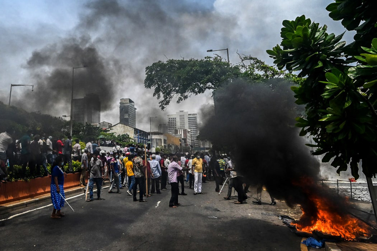 metronews_lk's tweet image. மே 9 வன்முறைகளை தடுக்க முப்படை பொலிஸார் போதுமான நடவடிக்கைகளை எடுக்கவில்லை: விசாரணை குழு ரணிலுக்கு அறிக்கை! #May9Violence, #Threeforces, #முப்படை, #மே9தாக்குதல், #Police, #பொலிஸ்  #Srilanka,   #lka,   #இலங்கை  #மெட்ரோநியூஸ்  #Newslk #Metronewslk metronews.lk/article/210741