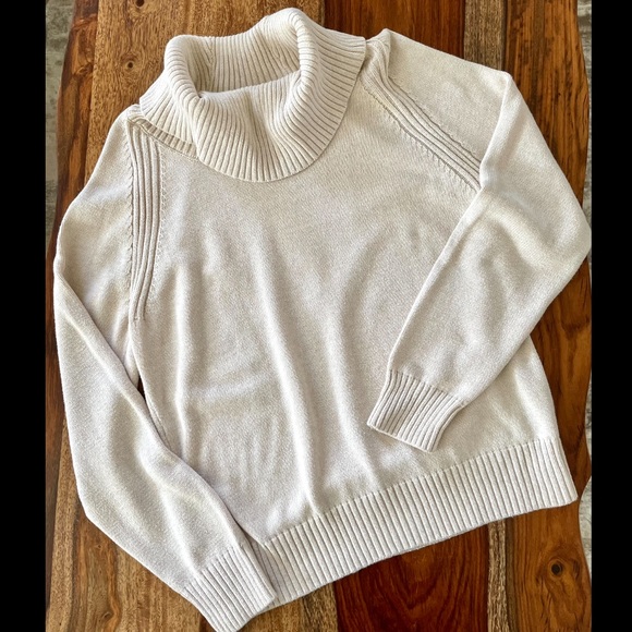 auntmeganiscool's tweet photo. So good I had to share! Check out all the items I'm loving on @Poshmarkapp #poshmark #fashion #style #shopmycloset #londonfog #jeannepierre #lizclaiborne: https://t.co/nJK9cBN7fS https://t.co/gVQenCvCh3