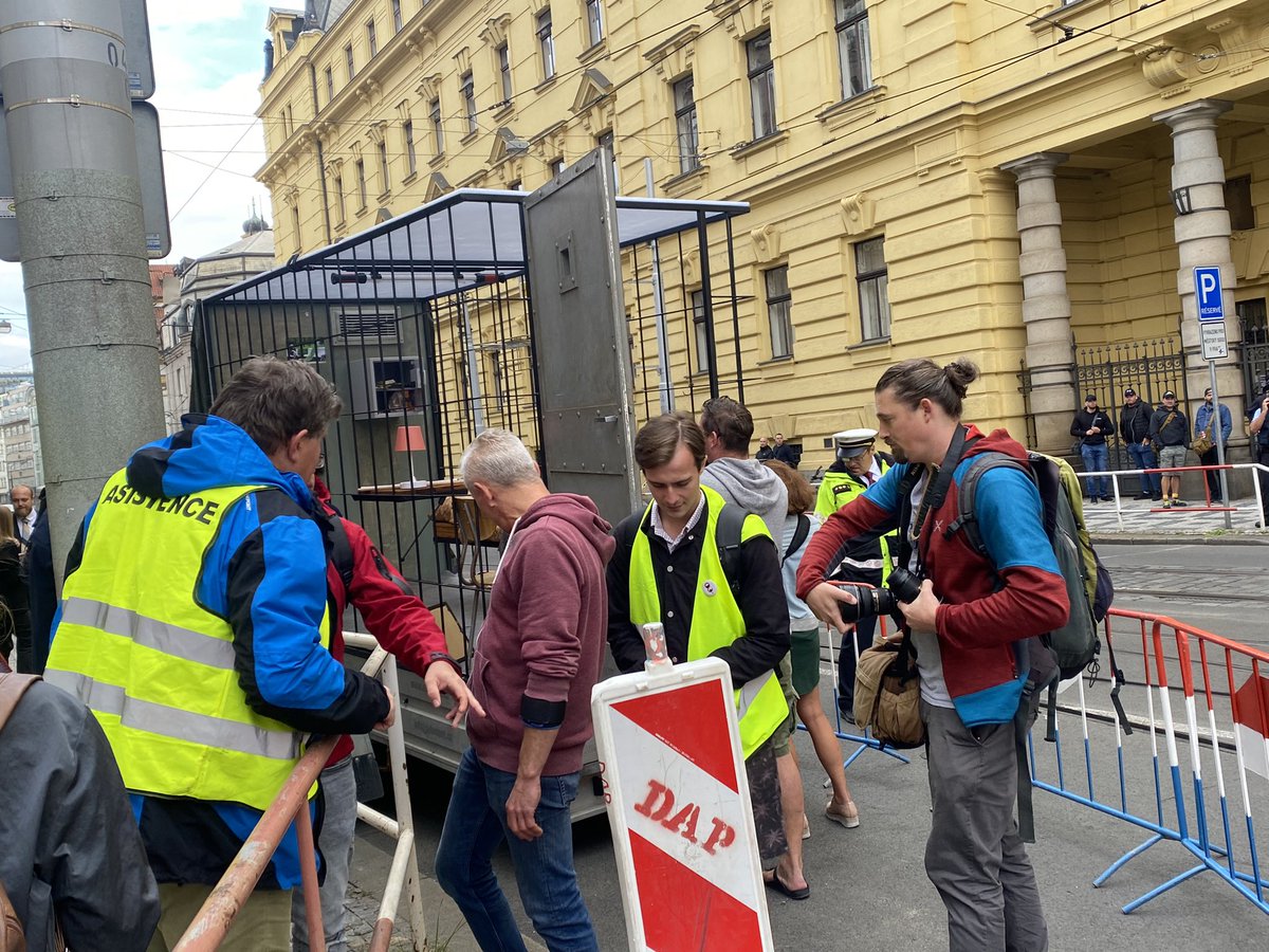 VacDol's tweet photo. Chvilkaři s pojízdnou vězeňskou celou před soudem s Babišem - chybí už jen výzvy “popravte ho” https://t.co/QnALfvlFEs