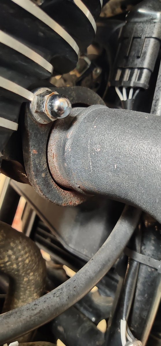 mtamilguru's tweet photo. Rusting issue within 6 months in my Yezdi adventure, what Jawa Yezdi do? Is that an actual quality of manufacturer... @anandmahindra https://t.co/fFOr9SKw7v