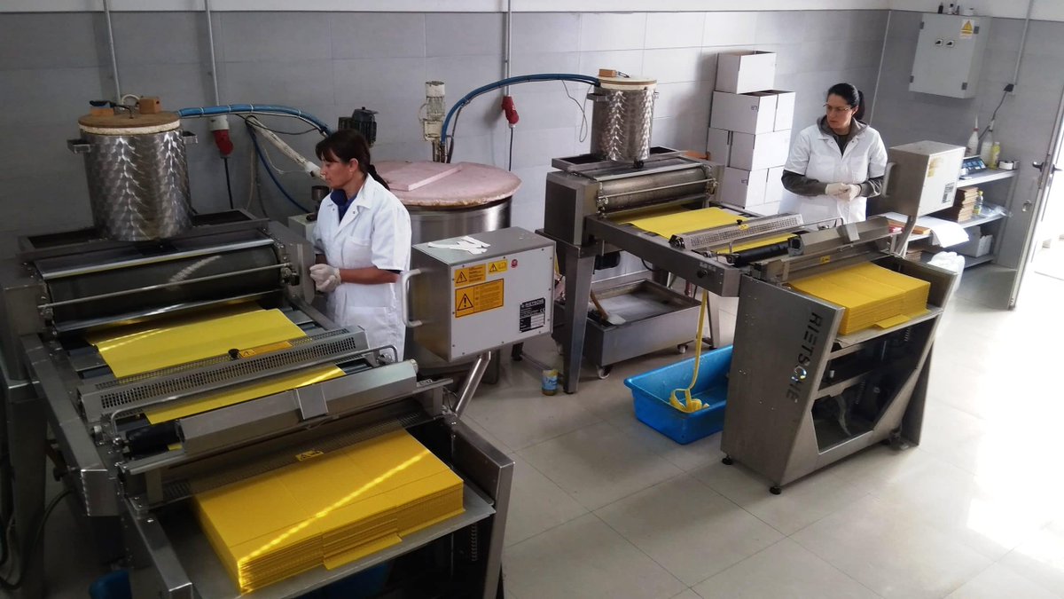 El laminado de la cera: Como hacer tus propias láminas de cera latiendadelapicultor.com/blog/el-lamina…