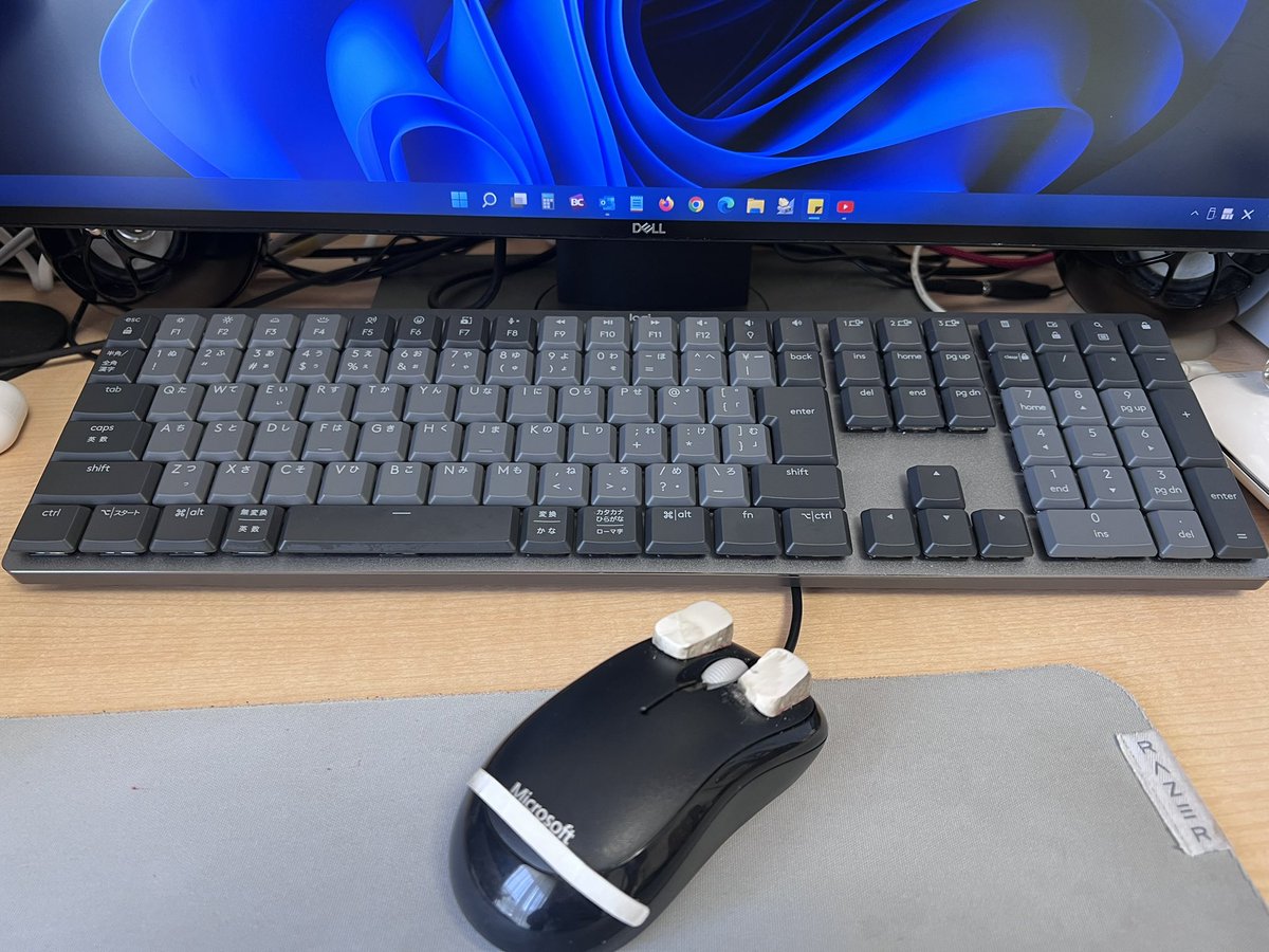 ich_ryu328's tweet photo. 新しいキーボードを買ってみた。ロジクールのメカニカルキーボード。打ち心地が柔らかくクリック感もそこ��こあるタイプ。一本指でもタイプミスがかなり減って気に入っている。
消しゴム付きのマウスと共に頸損で指が不自由でもCAD作業がはかどります。 https://t.co/VVnyidAxn8