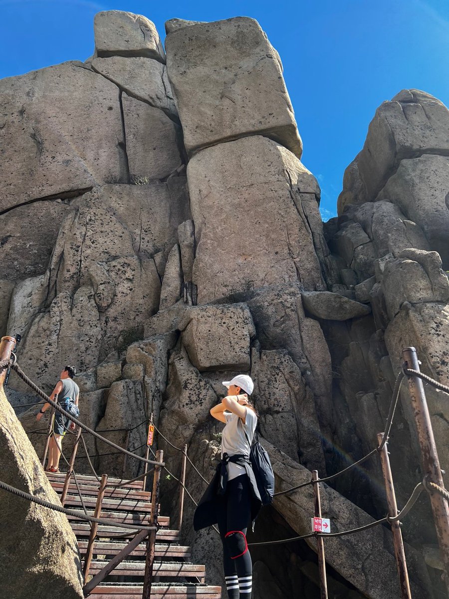 Jieun55681198's tweet photo. 푸르른 하늘과 거대한 암석이 환상적이었던
#도봉산 #hikingadventures #seoultracking https://t.co/j9vI2mkwo2