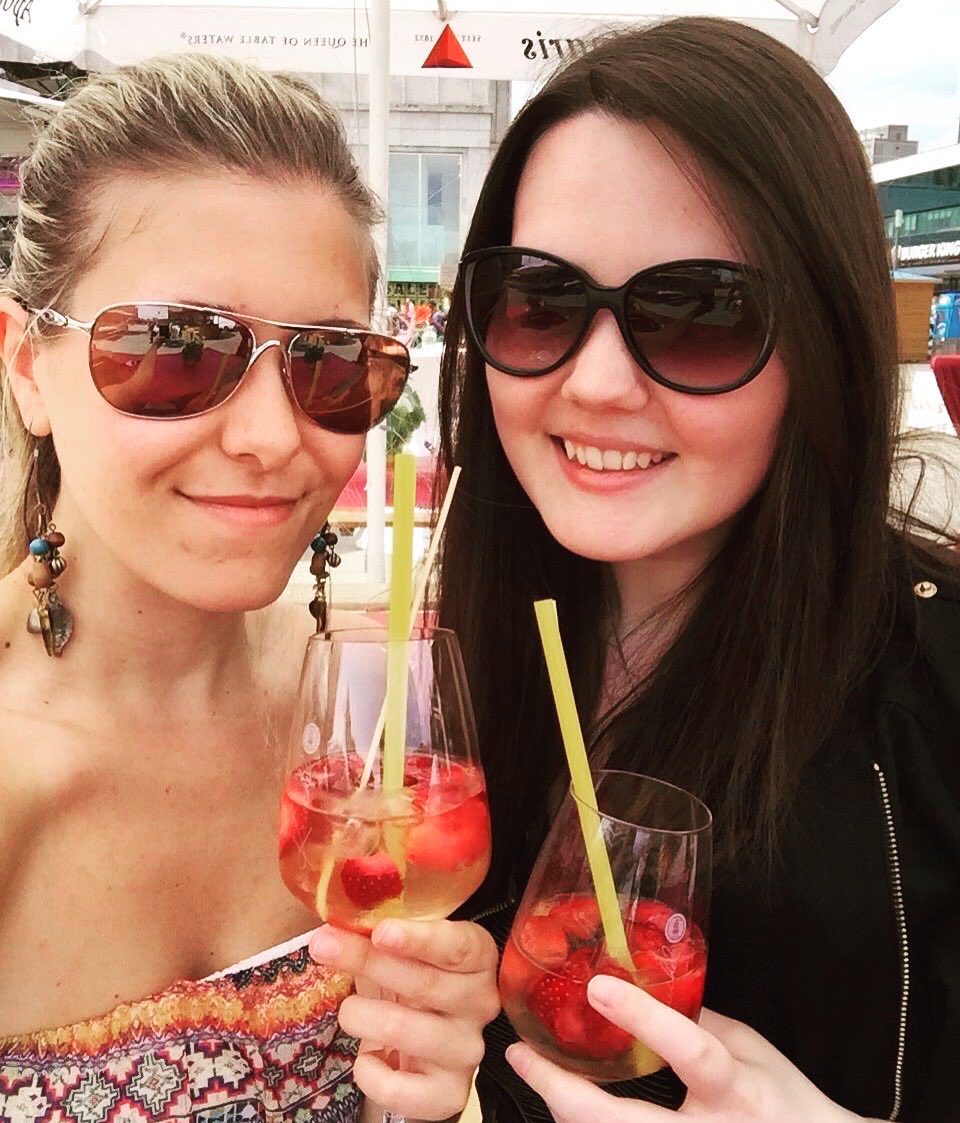 BecciPlays's tweet photo. Die Süßmaus @tyraphine hat heute Geburtstag 🎂
Wir haben gemeinsam 500+ Folgen Dead by Daylight aufgenommen, einen Song produziert und waren in lebensverändernden Situationen füreinander da. 🙏🏻💖
Ich wünsche dieser awesometastischen Frau nur das BESTE 🎂🎊🎉
#KACCI https://t.co/N92SKMQwGd
