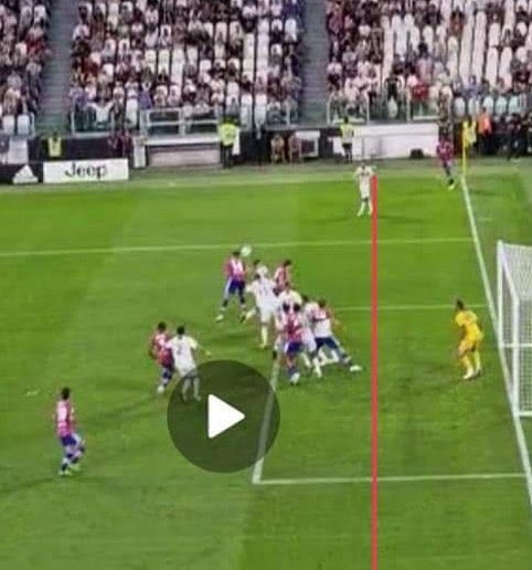 Le but d’Arek Milik a injustement été refusé pour hors-jeu hier.

Sur le plan de la VAR, Bonucci semblait bien hors-jeu sauf que sur un autre plan, il était couvert de 52 cm par un joueur de la Salernitana. 😳