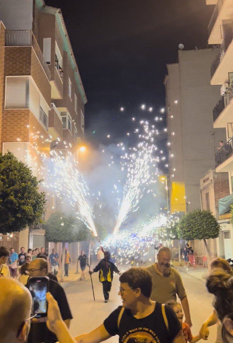 AdrianCasabo's tweet photo. Anit vam posar punt i final a les festes de la Mare de Déu de Gràcia amb la traca final, el correfoc i el castell 💥
Gràcies a tota la gent que ha fet que estos dies siguen màgics @FestesVilareal i @PenyesVilareal
Fins l'any que ve 💙
#FestesPatronals #MDG22 #PopularsVilareal https://t.co/hWN4ojT4rs