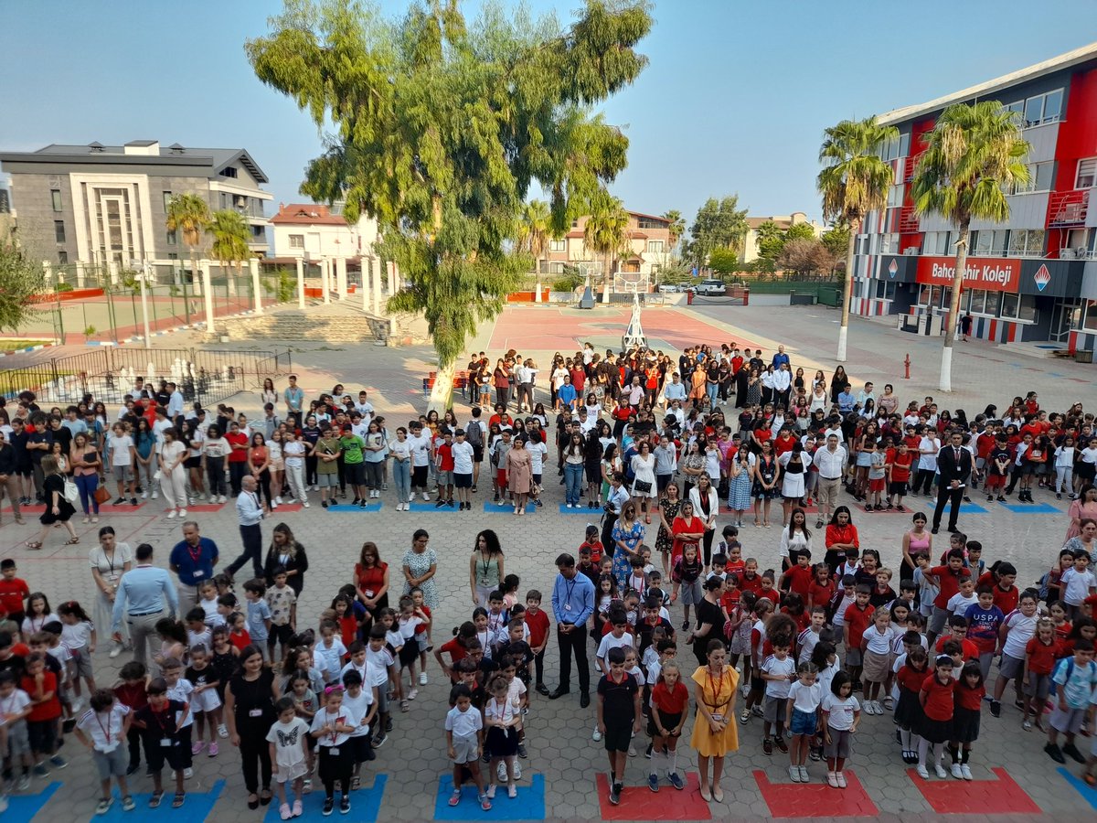 2022-2023 Eğitim ve öğretim dönemi tüm heyecanıyla başladı.Tüm öğretmenlerimize ve öğrencilerimize başarılı bir eğitim ve öğretim yılı diliyoruz. #okuladonmekguzeldir #bahcesehirkoleji @bahcesehir_k12 @osmanzekiozger @ucannmustafa @AyeglCesur