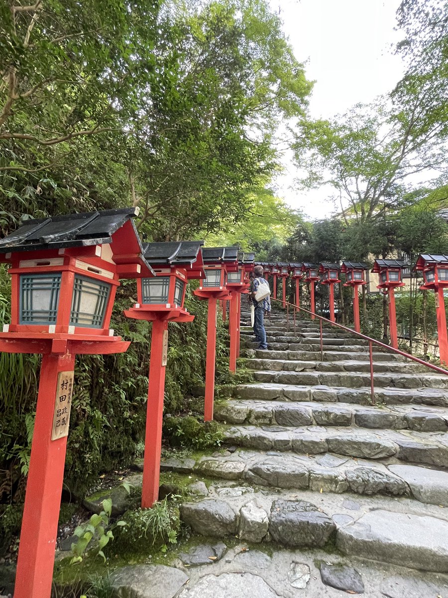 kuuga0211's tweet photo. 貴船神社の帰りにわんこOKの川床カフェへ。
わんこ同伴のテラスやドックランもありました！平日の夕方なので、空いていたー！ https://t.co/DH7TWDHsgR