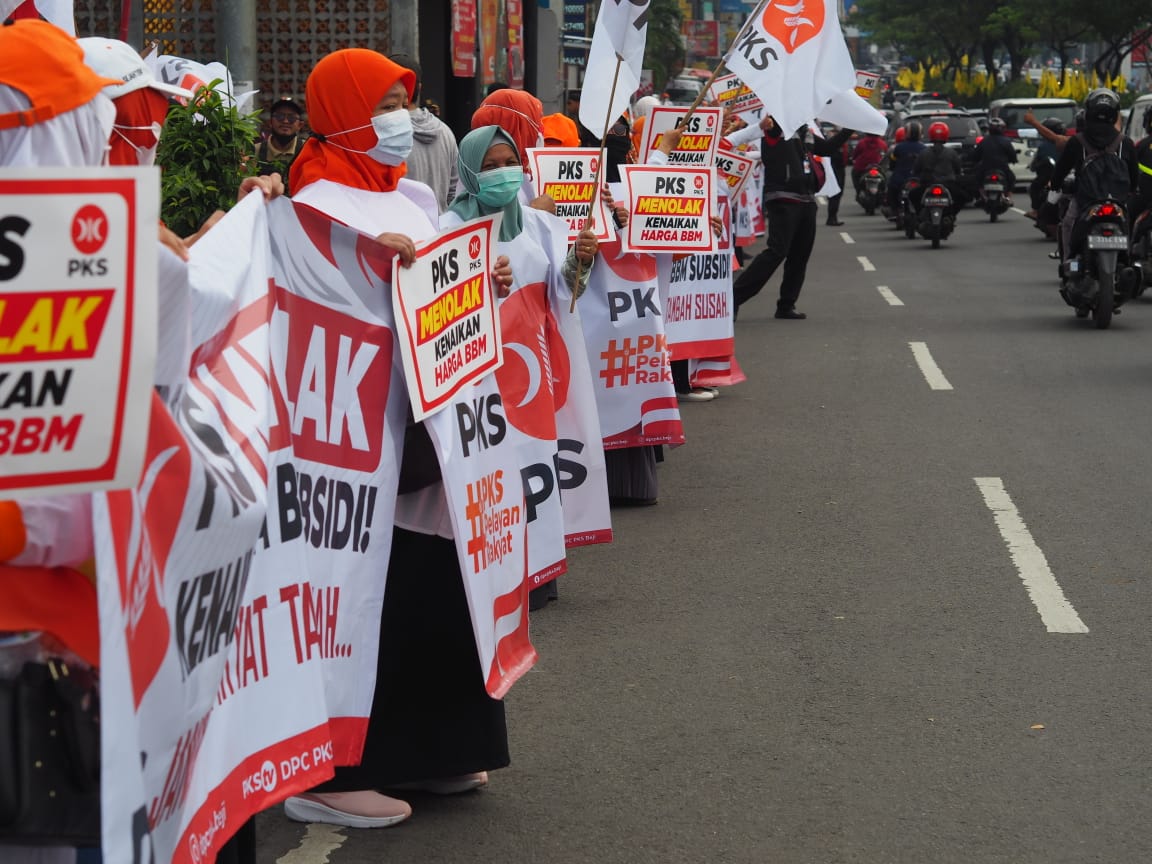 Kader PKS Beji Putihkan Jalan Margonda Raya Depok (10/9) dalam #AksiTolakBBMNaik

Kenaikan BBM menambah beban rakyat, PKS tegas serukan Batalkan Kenaikan BBM.