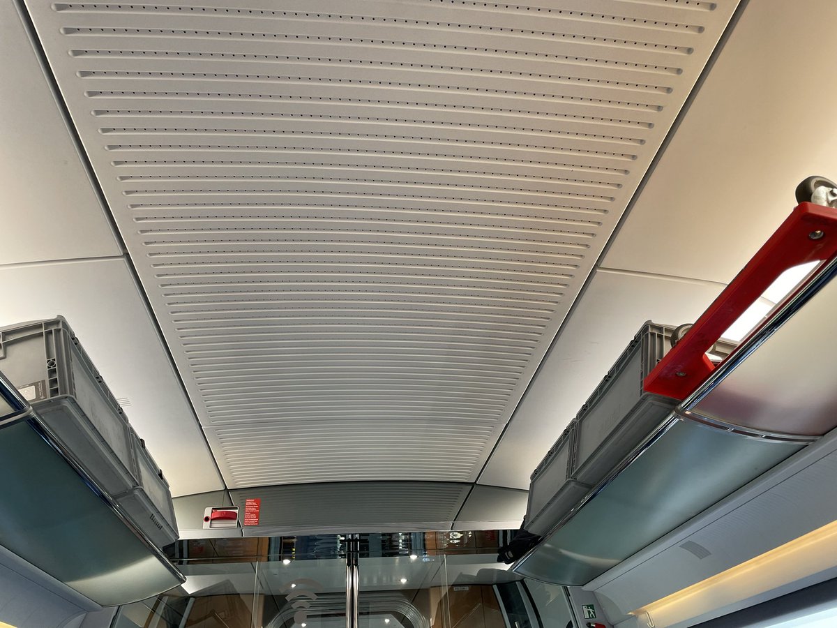 und wegen der paar Eurobehälter wäre ich die Strecke Berlin-München fast mit dem Auto gefahren. Gibt es eigentlich Kuriererdienste auf Basis einer #BC100? #timematers macht nur bis 20kg.