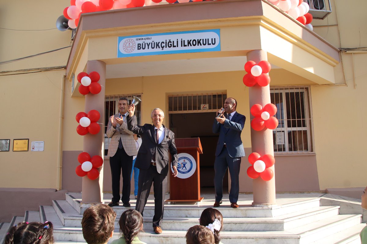TC_Cigli's tweet photo. Kaymakam Adnan Çakıroğlu 2022-2023 Eğitim-Öğretim yılının ilk ders zilini çaldı. 🔔

Okulun ilk günü öğrencilerimizin heyecanına ortak olan Kaymakam Çakıroğlu, sevgili öğrencilerimize ve tüm eğitim camiasına başarı dolu bir yıl diledi. 

📍Büyükçiğli İlkokulu https://t.co/8tB8yEnzsR