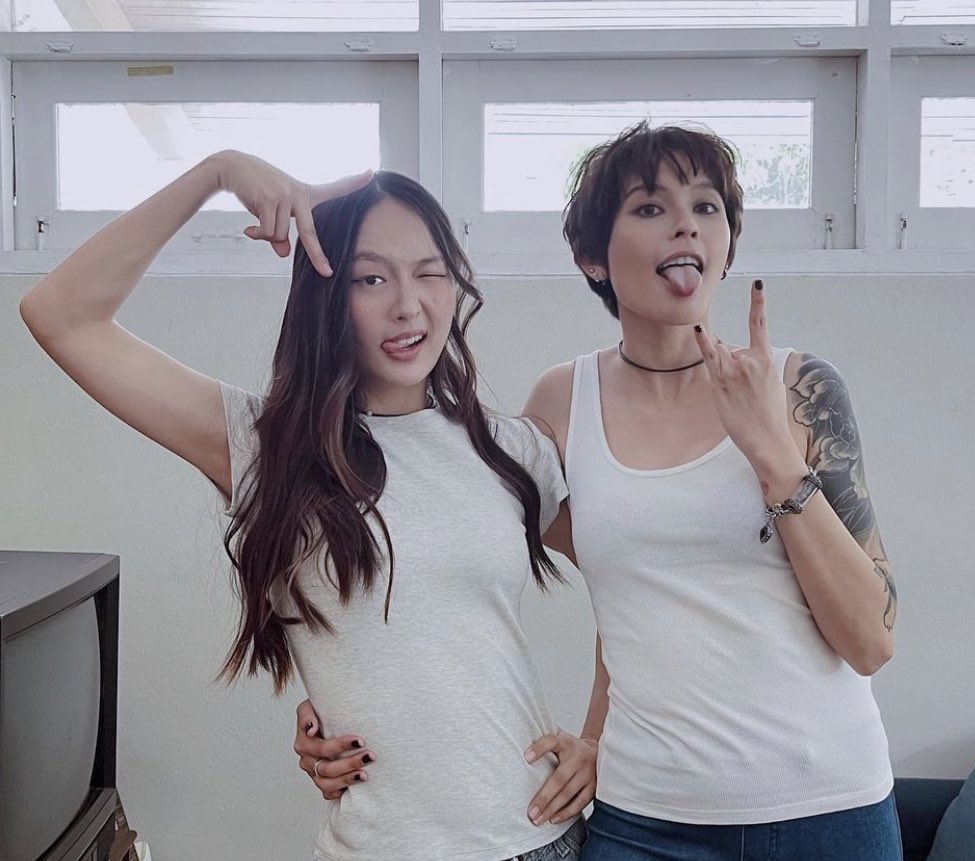 whyya_vivienne's tweet photo. เย้ MV เพลง สามของเรา ถ่ายเสร็จแล้ว วู้วฮู้ววววว ตื่นเต้นอยากให้เพลงของเราออกไวๆ เพลงของเราทุกเพลงๆ เราก็แต่งเองหมดแหล่ะ 55แต่รอบนี้ลงทุนกับเอมวีนิดนึง (อยากมีบทมีสตอรี่ใน MVของเราบ้าง) ก็เลยเหนื่อยหน่อย ปกติเราเล่นแต่เพลงคนอื่นขอบคุณทุกคนที่มาร่วมสนุกกันเด���อ(นางเอกน่ารักมาก) https://t.co/g6nTkn6do6