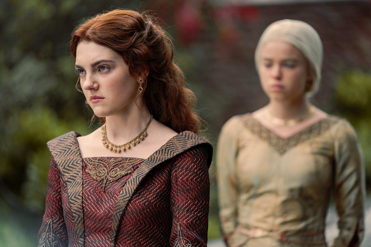Durante estos cuatro capítulos Alicent me da las mismas vibes de Sansa Stark. Esperemos que después del salto temporal su personaje evolucione y nos de a una reina que quiere a su hijo en el trono, casi una Cersei. #HouseOfTheDragon