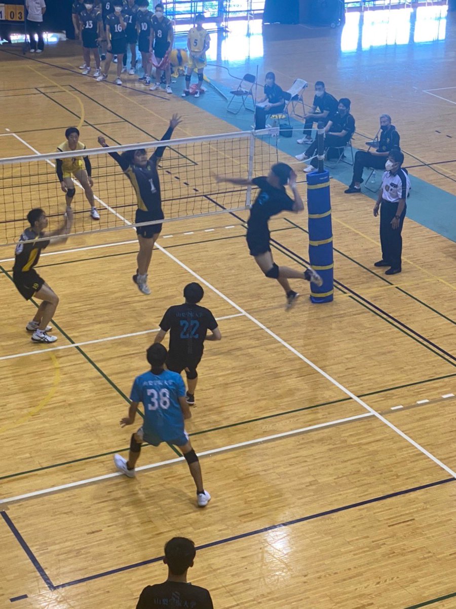 秋季リーグ4戦
山梨学院大学●0-3〇明治学院大学

序盤から試合はシーソーゲームで進みましたが、中盤に相手にリードを許してしまいセットを取られてしまいました。その後も相手の多彩なコンビを止めることができず、ストレートで敗北しました。