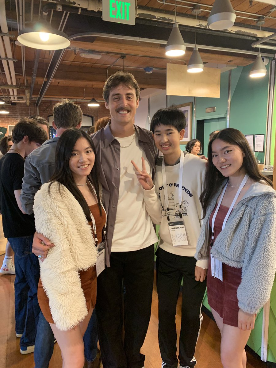 JavaCreates's tweet image. HAPPY BIRTHDAY @Jenstine 

It was so much fun hanging out with you both at #RDC22 this weekend! I learned so much from y’all, thank you so much for all your tips and insight about balancing academics and YouTube! 

Best of luck with college and all your future endeavors:D