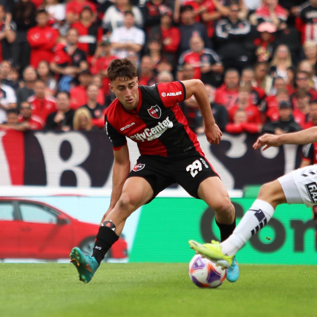 Newells's tweet photo. De @NewellsJuvenil al Coloso ☑️

Marcelo Esponda y su debut absoluto como jugador rojinegro, siendo titular en la victoria ante el Lobo.

¡Felicitaciones! 👏🏼 https://t.co/LHVnaJZYI0