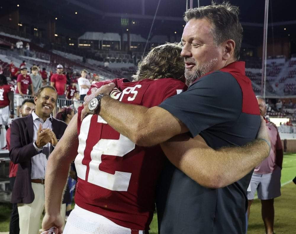 DevinNewsom's tweet photo. As a lifelong Sooner fan… I freaking love this. So cool!! #Stoops ❤️ #BoomerSooner https://t.co/DMiPZyYkPO